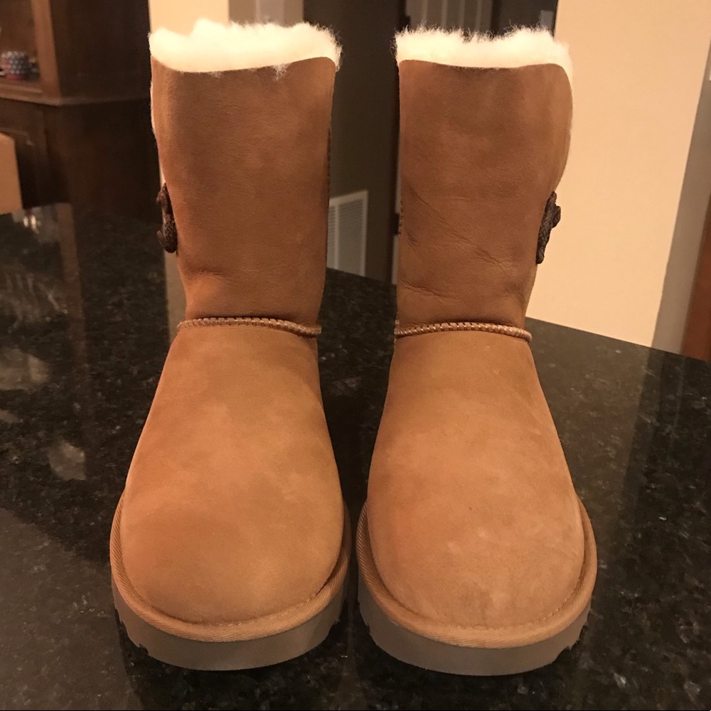 New UGG Mariko Boots, Short Chestnut UGGs, 8 & 9 - Picture 6 of 8